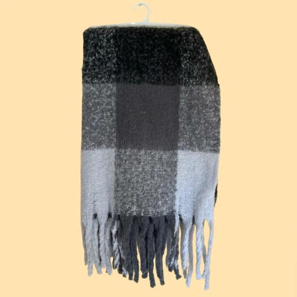 NWT TIME AND TRU BLACK GRAY PLAID‎ SCARF ONE SIZE